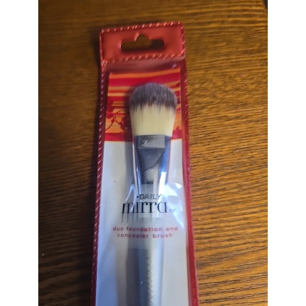 Daily Mirra DUO FOUNDATION &‎ CONCEALER Brush SEALED!